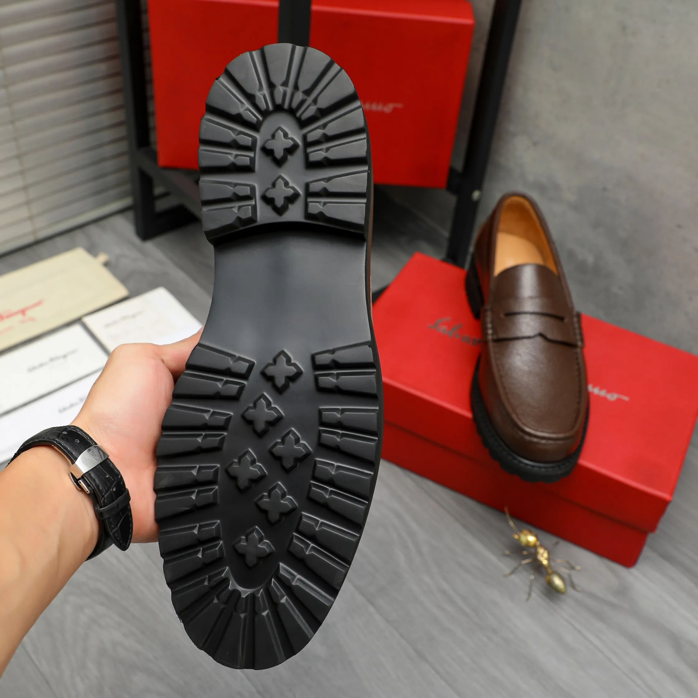 Men's shoes 💰442 Product trademark: Ferragamo "Ferragamo" business formal leather shoes Regular size: 38-46 (45.46 is custom-made and non-returnable) Product materials: Selected small pebbled cowhide upper, cowhide lining, non-slip rubber outsole